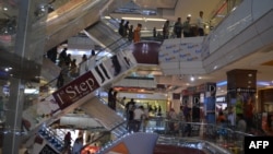 Warga di Islamabad, Pakistan merasakan lonjakan harga-harga pakaian menjelang Idul Fitri tahun ini (foto: dok).