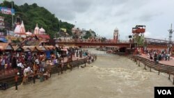 Hundreds of Hindus take a ritual dip in the Ganges at Haridwar believing it absolves a lifetime of sins. (A. Pasricha/VOA)