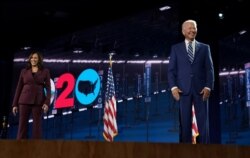 Senator AS Kamala Harris bergabung di atas panggung oleh pasangannya, calon presiden dari Partai Demokrat AS Joe Biden, setelah dia menerima nominasi wakil presiden dari Partai Demokrat dalam pidato penerimaan yang disampaikan. (Foto: Courtesy)