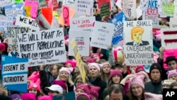 Pankad medam yo pote nan manifestasyon an pou mande respekte dwa yo. Washington DC, samdi 21 janvye 2017.