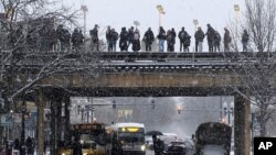 Pasajeros en Chicago esperan un tren mientras cae nieve el lunes 28 de enero de 2019. Las bajas temperaturas esperadas a fines de esta semana han hecho que los meteorólogos expresen preocupación por el intenso frío que se prevé.