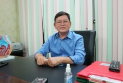 លោកវេជ្ជបណ្ឌិត យូ សុផាត ​ប្រធាន​គ្លីនិក​ក្បាល​ថ្នល់ ផ្តល់សម្ភាសន៍ដល់ VOA អំពីការការពារខ្លួនរបស់ក្រុមគ្រូពេទ្យ នៅថ្ងៃទី១៨ ខែមីនា ឆ្នាំ២០២០។ (កាន់ វិច្ឆិកា/VOA Khmer)