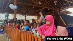 Anak-anak yang memadati bagian dalam balai ramah anak yang dibangun oleh SOS Childres’s Villages Indonesia di Mamboro, Palu Utara, Sulawesi Tengah, 29 November 2019. (Foto: VOA/Yoanes Litha)