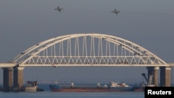Збудований без згоди України російський міст через Керченську протоку залишає лише один обмежений прохід з Чорного моря в Азовське