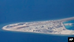 資料照：從一架菲律賓空軍 C-130 運輸機上可以看到位於南中國海斯普拉特利群島（中國稱為南沙群島）的中國人造渚碧礁上的簡易機場、結構和建築物。 （美聯社）