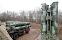 Sistem rudal S-400 "Triumph" baru setelah ditempatkan di pangkalan militer di luar kota Gvardeysk dekat Kaliningrad, Rusia 11 Maret 2019. (REUTERS/Vitaly Nevar)