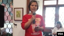 Deputi I Sekretaris Jenderal Koalisi Perempuan Indonesia (KPI) Sutriyatmi saat membuka diskusi tentang anak di Cikini, Jakarta, Selasa (23/7). (Foto: VOA/Sasmito)