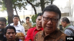 Menteri Dalam Negeri Tjahjo Kumolo berbicara pada wartawan di kompleks Istana Kepresidenan, Jakarta. (Foto: VOA/dok).