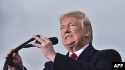El presidente de los Estados Unidos, Donald Trump, habla en un mitin de campaña en el Aeropuerto Triestatal de Huntington, el 2 de noviembre de 2018.