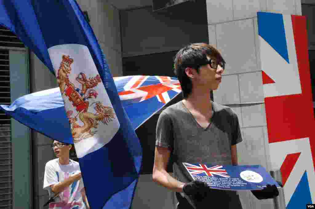 香港人優先發言人招顯聰手持感謝狀,準備交給英國駐港總領事館代表(美國之音湯惠芸)