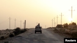 Kendaraan militer terlihat di jalan raya di utara Sinai, Mesir, 25 Mei 2015.
