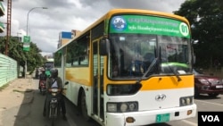 រថយន្ត​ក្រុង​ឈប់​នៅ​អំឡុង​ពេល​ភ្លើង​ស្តុប​ពណ៌ក្រហម និង រៀប​ដំណើរ​ចេញ​ទៅ​ចំណត​រង់ចាំ​មួយ​ទៀត​នៅ​លើ​មហាវិថី​ព្រះមុន្នីវង្ស រាជធានីភ្នំពេញ កាលពី​ថ្ងៃទី២៨​ ខែកក្កដា ឆ្នាំ២០១៧។ (ហ៊ីង សុជាតា/VOA) 