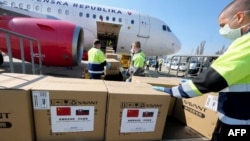 中国出口的新冠病毒检测盒和其他医疗产品抵达斯洛伐克。（2020年3月19日）