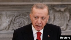 Presiden Turki Tayyip Erdogan di Athena, Yunani, 7 Desember 2023. Ia bertekad memperluas operasi militer terhadap kelompok-kelompok yang terkait dengan militan Kurdi di Irak dan Suriah. (Foto: REUTERS/Louisa Gouliamaki)