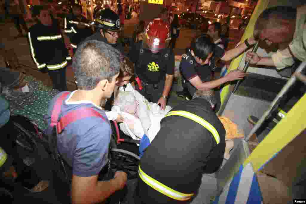 An elderly person is evacuated from a shelter after a tsunami alarm at Antofagasta city, north of Santiago on the southern Pacific coast, April 1, 2014.