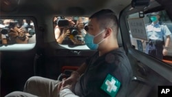 香港首位被控涉嫌違反國安法的男子唐英傑坐著輪椅由警車押解至法院應訊。（2020年7月6日）