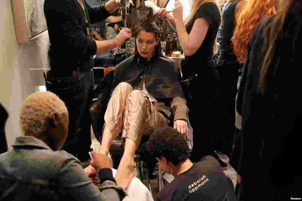 តារាបង្ហាញនាង Bella Hadid កំពុងត្រៀមខ្លួនមុននឹងនាងដើរម៉ូតនៅក្នុងកម្មវិធី Brandon Maxwell សម្រាប់រដូវក្តៅនិងរដូវផ្ការីកឆ្នាំ២០១៨ ក្នុងទីក្រុង Manhattan បុរីញូវយ៉ក។