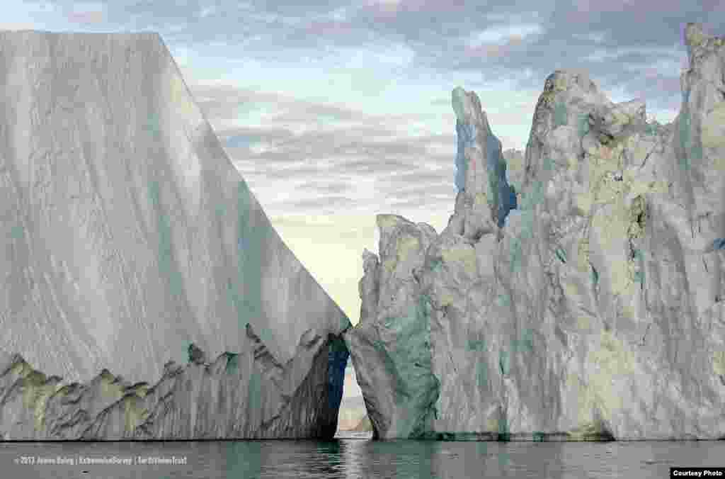 Icebergs, Ilulissat Isfjord, Greenland. (James Balog/Extreme Ice Survey)
