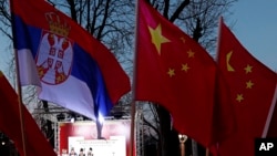 資料照：塞爾維亞人在貝爾格萊德揮舞塞爾維亞與中國國旗。 （2020年2月22日）