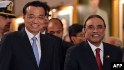 Chinese Premier Li Keqiang (L) and Pakistani President Asif Ali Zardari (R) leave after a signing of agreements ceremony at the presidential palace in Islamabad on May 22, 2013.