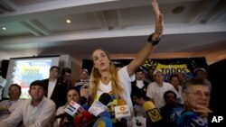 Lilian Tintori se encontraba con Díaz durante el mitin y dijo que ella también sufrió dos atentados. 