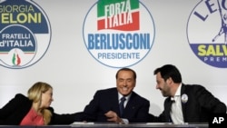 Dari kiri: Giorgia Meloni (Brother's of Italy's), Silvio Berlusconi (Forza Italia) dan Matteo Salvini (The League) menghadiri acara untuk media menjelang Pemilu 4 Maret 2018 di Roma, Italia, 1 Maret 2018. (Foto: dok).