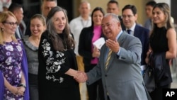 El presidente del CNE, Elvis Amoroso, recibe a la jefa de la misión del Centro Carter, Jennie Lincoln, en Caracas, el 16 de abril de 2024.