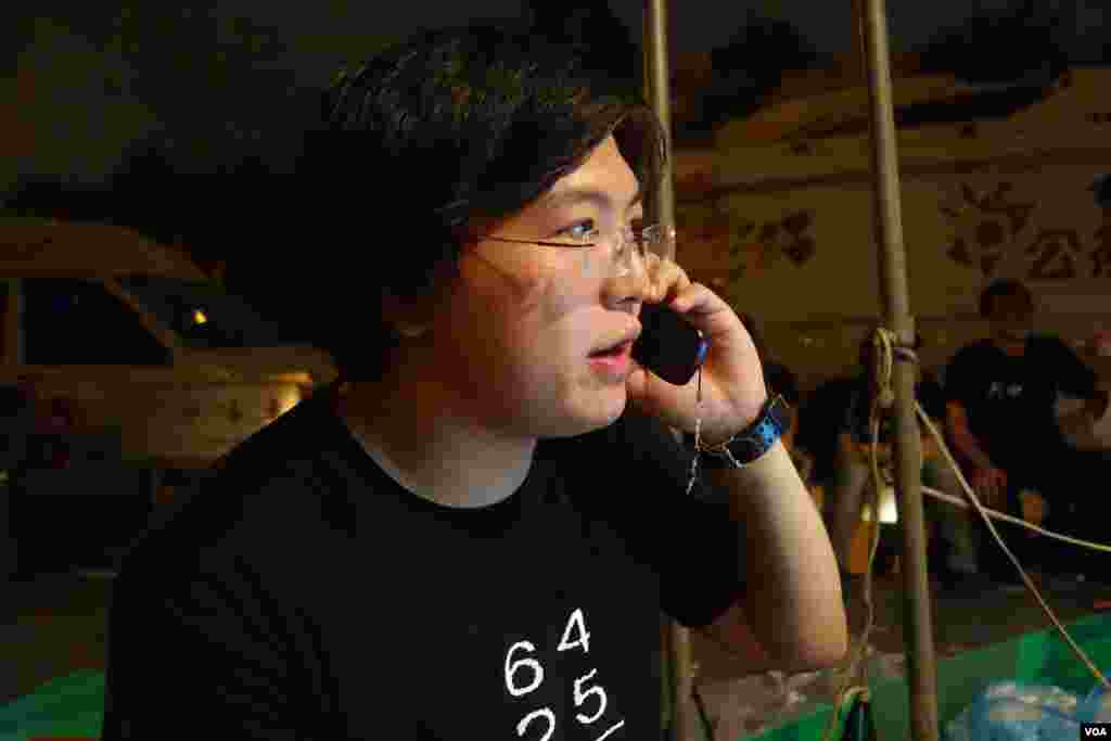 台北六四25周年纪念晚会负责人、台湾学生促进中国民主化工作会代表郭豫谦通过电话接受VOA卫视访问(美国之音张佩芝拍摄)
