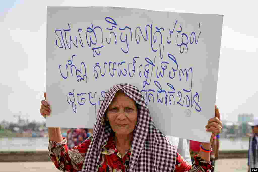 អង្គការសង្គមស៊ីវិល ក្រុមសហជីព និងសកម្មជន និងប្រជាពលរដ្ឋនានា ចូលរួមប្រារព្ធទិវាសិទ្ធិមនុស្សអន្តរជាតិ១០ធ្នូ លើកទី៧០, នាទីលានប្រជាធិបតេយ្យ, នៅរាជធានីភ្នំពេញ, នៅថ្ងៃទី១០ ខែធ្នូ ឆ្នាំ២០១៨។ (ខាន់ សុគុំមនោ/ VOA)