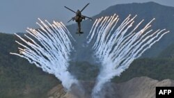 지난 15일 포천에서 진행된 미한 연합훈련에서 한국군 AH-64 헬리콥터가 사격하고 있다. (자료사진)