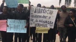 Professores voluntarios e alunos manifestam-se no Namibe - 1:54