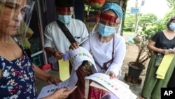 ရန်ကုန်မြို့တွင် အသက် ၆၀ အထက် လူကြီးများ ကြိုတင် မဲပေးကြသည့် မြင်ကွင်းတချို့။ (အောက်တိုဘာ ၂၉၊ ၂၀၂၀)