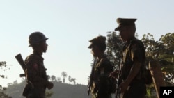 ကချင်လွတ်မြောက်ရေးတပ်မတော် (KIA) စစ်သားများကို ကချင်ပြည်နယ် လိုင်ဇာမြို့အနီး ရှေ့တန်းတနေရာတွင်တွေ့ရစဉ် (နိုဝင်ဘာ ၃၀၊ ၂၀၁၆)