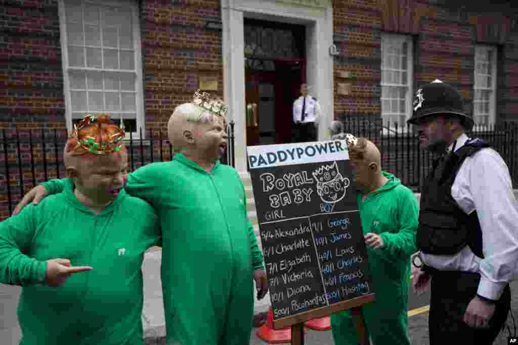 Wakil-wakil dari sebuah perusahaan taruhan memakai topeng bayi dan melakukan aksi publisitas di luar Rumah Sakit St. Mary's di London, tempat Catherine, Duchess of Cambridge diperkirakan akan melahirkan. (AP/Matt Dunham)