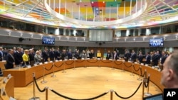 Міністри закордонних справ Європейського Союзу під час хвилини мовчання на зустрічі у будівлі Європейської ради в Брюсселі, 24 лютого 2025 року.