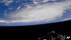 Si bien aún no se tiene claro la ruta del huracán, se espera que golpee a Estados Unidos el lunes en alguna parte entre los Cayos de Florida y el sur de Georgia. 