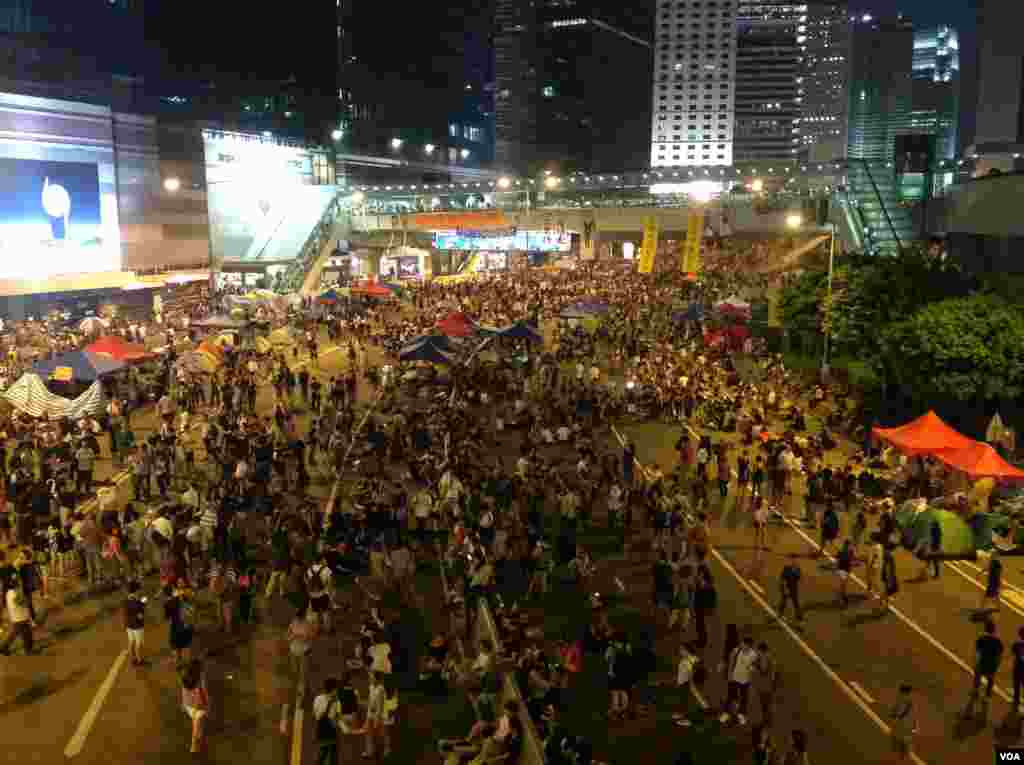 在各界呼吁撤离声中示威者继续坚守特首办(美国之音海彦拍摄 )