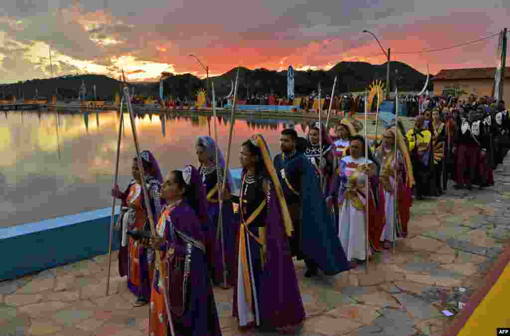 សាសនិករបស់សាសនា Vale do Amanhecer ចូលរួមក្នុងពិធីនៅព្រះវិហាររបស់ខ្លួនក្នុងសហគមន៍ Vale do Amanhecer (ជ្រោះព្រះអាទិត្យរះ) ដែលនៅជាយក្រុង Planaltina ចម្ងាយប្រមាណ៥០គីឡូម៉ែតពីរដ្ឋធានី Brasilia នៃប្រទេសប្រេស៊ីលកាលពីថ្ងៃទី៣០ ខែមេសា ឆ្នាំ២០១៩។ 