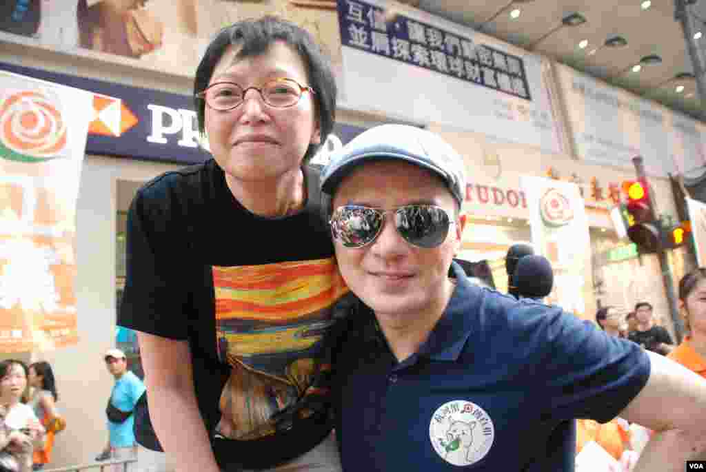 香港歌手黃耀明(右)參加今年71大遊行,與工黨立法會議員何秀蘭合照