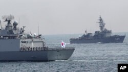 Kapal Dea Joyeong, Korea Selatan dan kapal pengawal Jepang "Abukuma" dalam acara yang diadakan menjelang acara tiga tahunan Angkatan Laut Jepang di lepas pantai Teluk Sagami, selatan Tokyo, Jepang, Kamis, 15 Oktober 2015. (Foto: dok).
