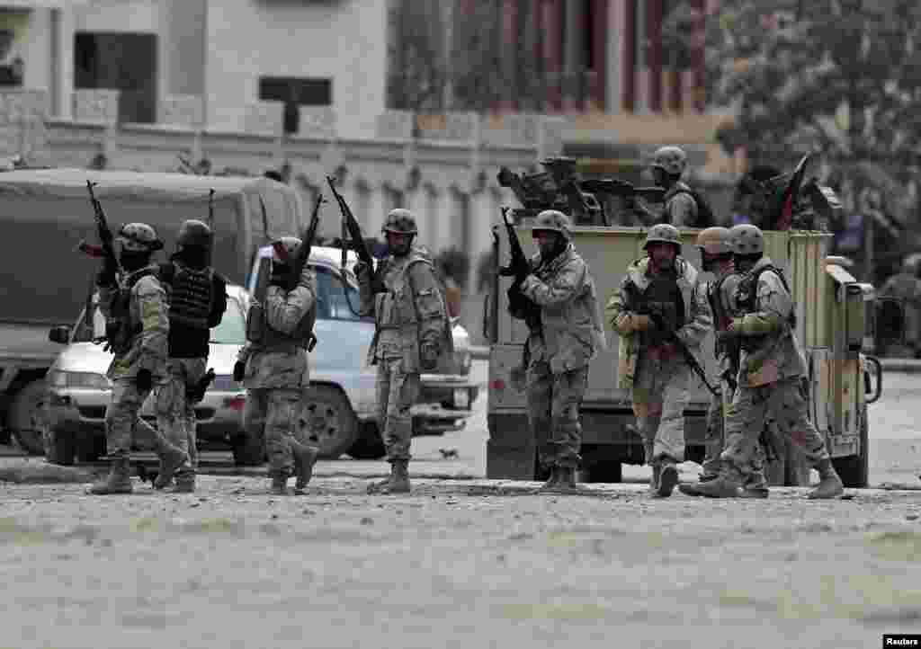 Afghan police arrive at the site of an attack in Kabul, March 28, 2014.