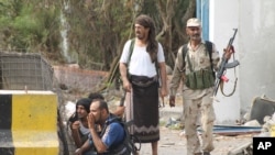 Tentara pemerintah Yaman di garis depan melawan pemberontak Syiah Houthi di kota pelabuhan Aden, Yaman (16/7).