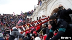 ARCHIVO: Manifestantes pro-Trump irrumpen en el Capitolio de EE.UU. el 6 de enero de 2021, durante enfrentamientos con la policía, durante una manifestación para impugnar la certificación de los resultados de las elecciones presidenciales de 2020.