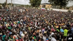 Warga Mali yang mendukung penggulingan Presiden Ibrahim Boubacar Keita baru-baru ini berkumpul untuk merayakannya di ibu kota Bamako, Mali, 21 Agustus 2020. (Foto: AP)