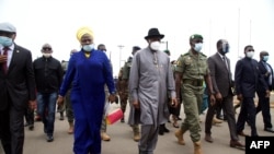 Mantan Presiden Nigeria Goodluck Jonathan (tengah) berjalan di Bandara Internasional di Bamako setelah kedatangannya pada 22 Agustus 2020, sebagai bagian dari upaya internasional untuk memulihkan ketertiban di Mali setelah kudeta militer. (Foto: AFP)