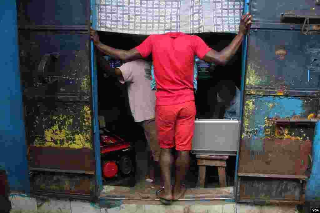 Monrovia's arcades are overrun with young people who spend their time there since the spread of Ebola forced the government to close schools, Monrovia, Liberia, Oct. 9, 2014. (Benno Muchler/VOA)