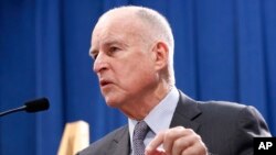 El gobernador de California, Jerry Brown, expresó su apoyo a la candidatura presidencial de Hillary Clinton.