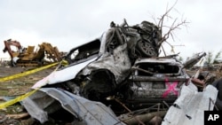 Oštećeni automobili u Grinfildu, u Ajovi (Foto: AP/Charlie Neibergall)