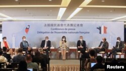 由法国国民议会友台小组主席戴扈杰(François de Rugy)率领的法国国民议会代表团成员在台北召开记者会。（2021年12月17日）