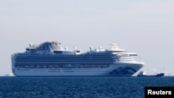 Kapal pesiar Diamond Princess berlabuh di lepas pantai Pelabuhan Yokohama setelah sepuluh penumpang dinyatakan positif terjangkit virus corona di Yokohama, Jepang, 5 Februari 2020. 